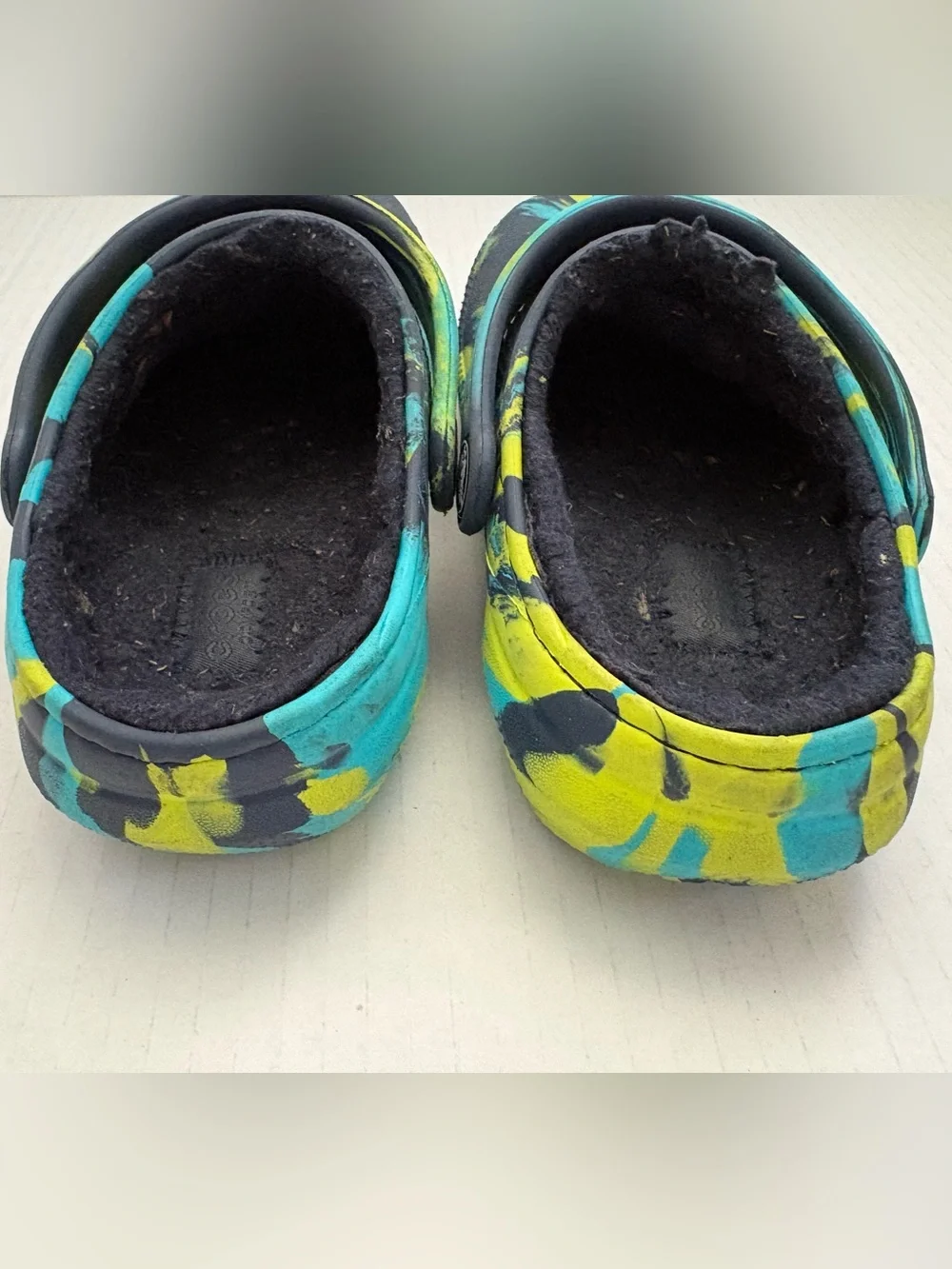 CROCS Kids Clog in marbled navy/multicolored fuzzy lining child size 11